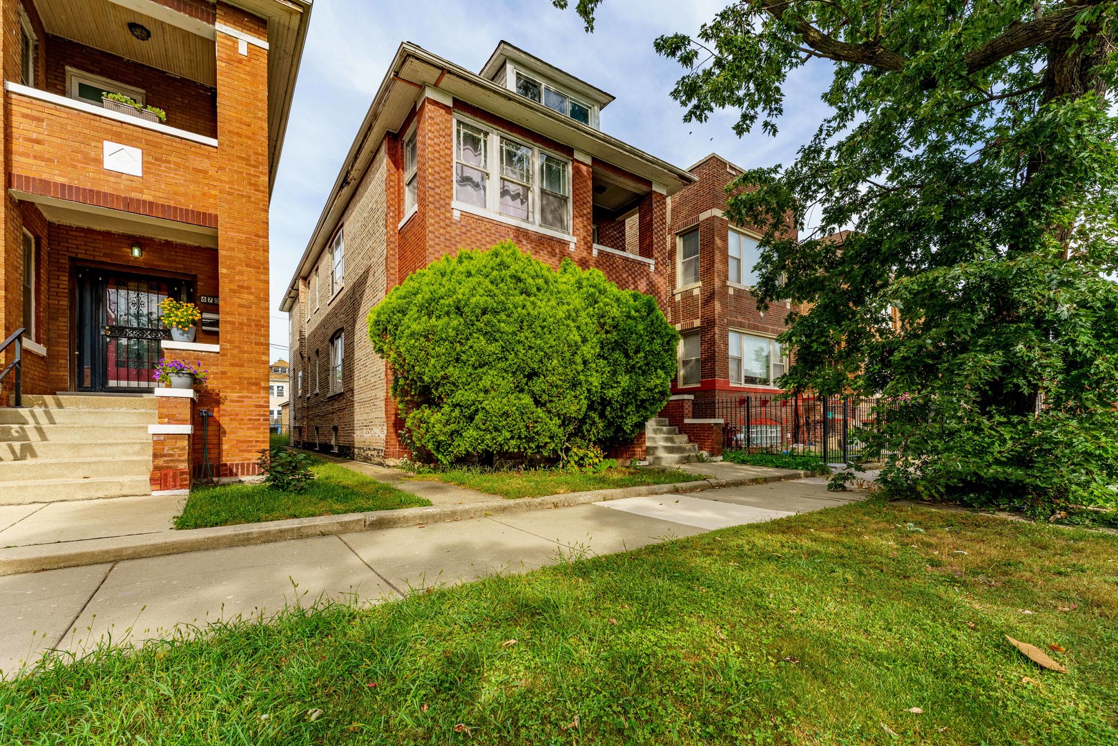 6734 S Maplewood Avenue Property Photo 1