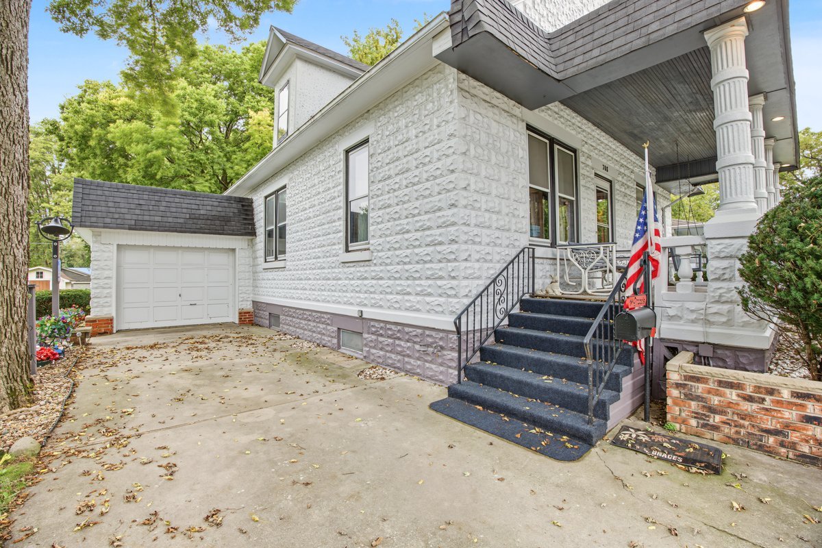 708 E Elm Street Property Photo 2