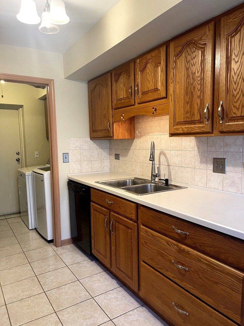 203 Emerson Court B Property Photo 8