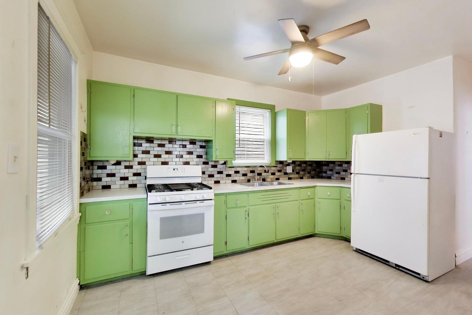 4132 N Maplewood Avenue Property Photo 9