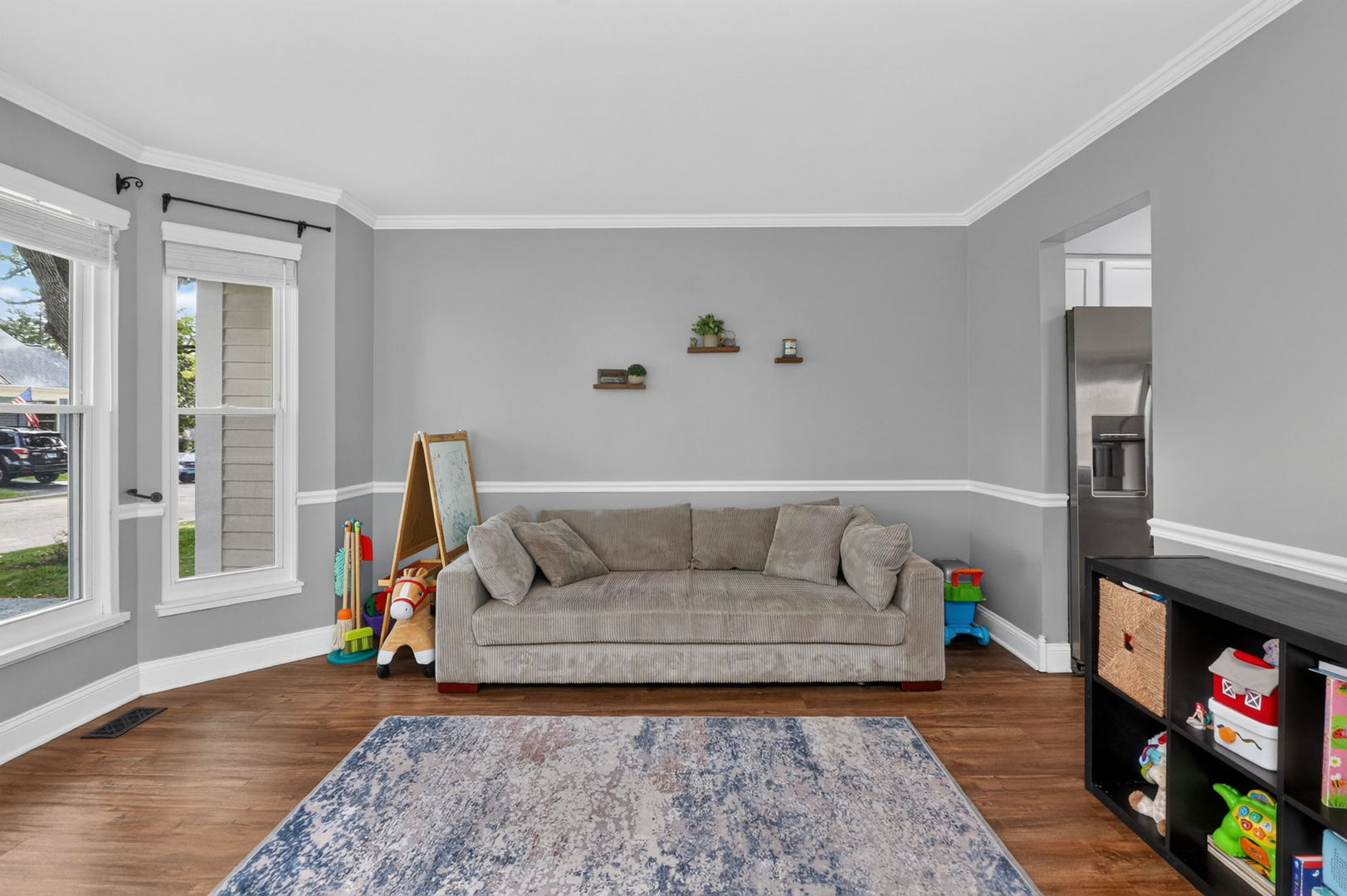 1554 N Dartmoor Avenue Property Photo 2