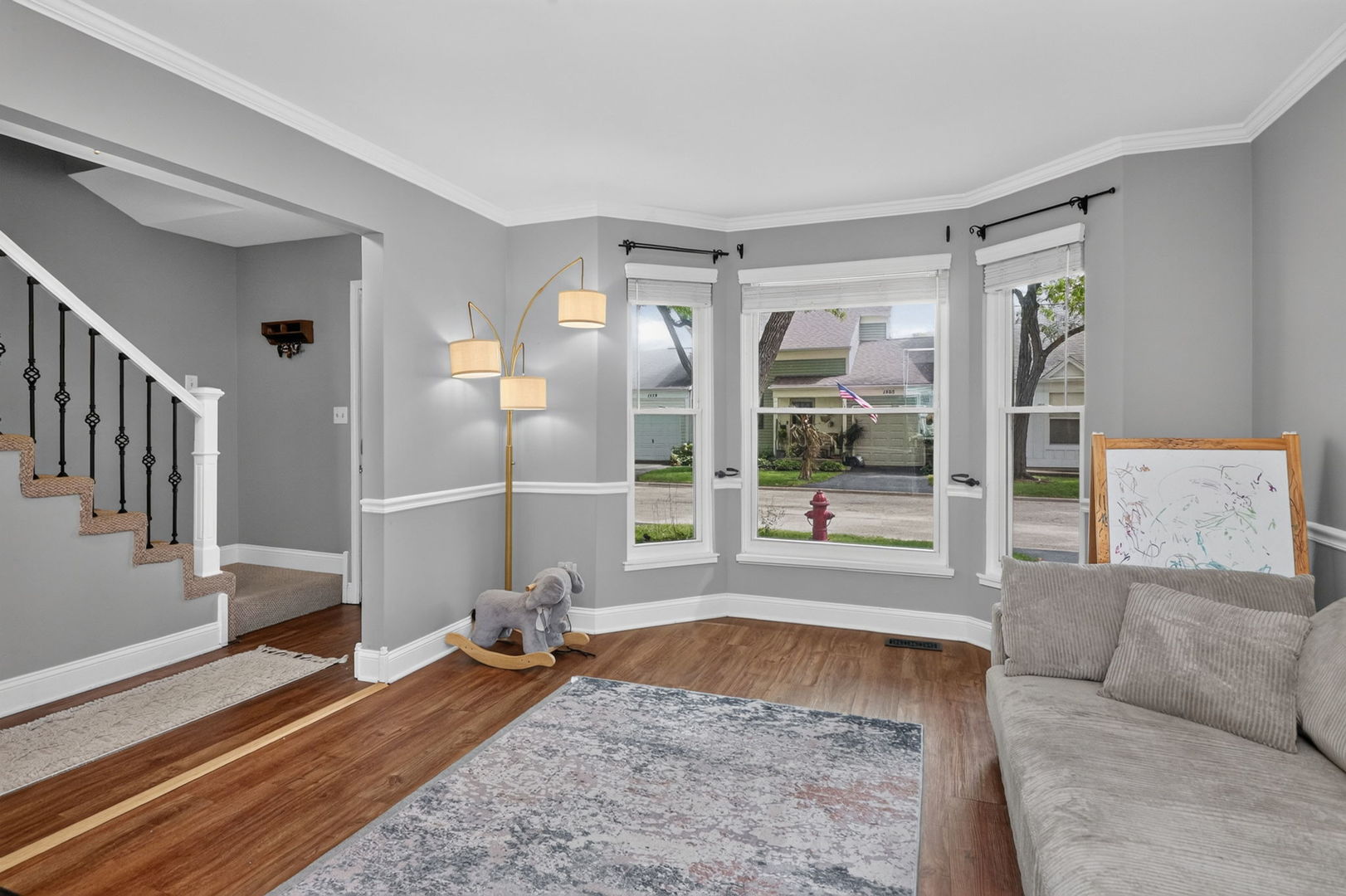 1554 N Dartmoor Avenue Property Photo 3
