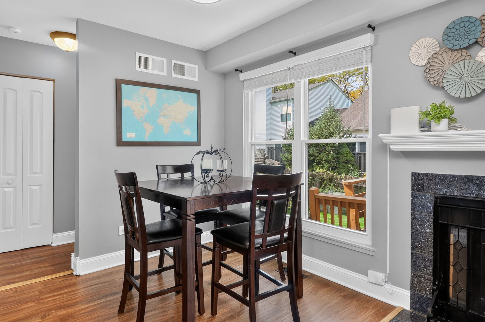 1554 N Dartmoor Avenue Property Photo 4