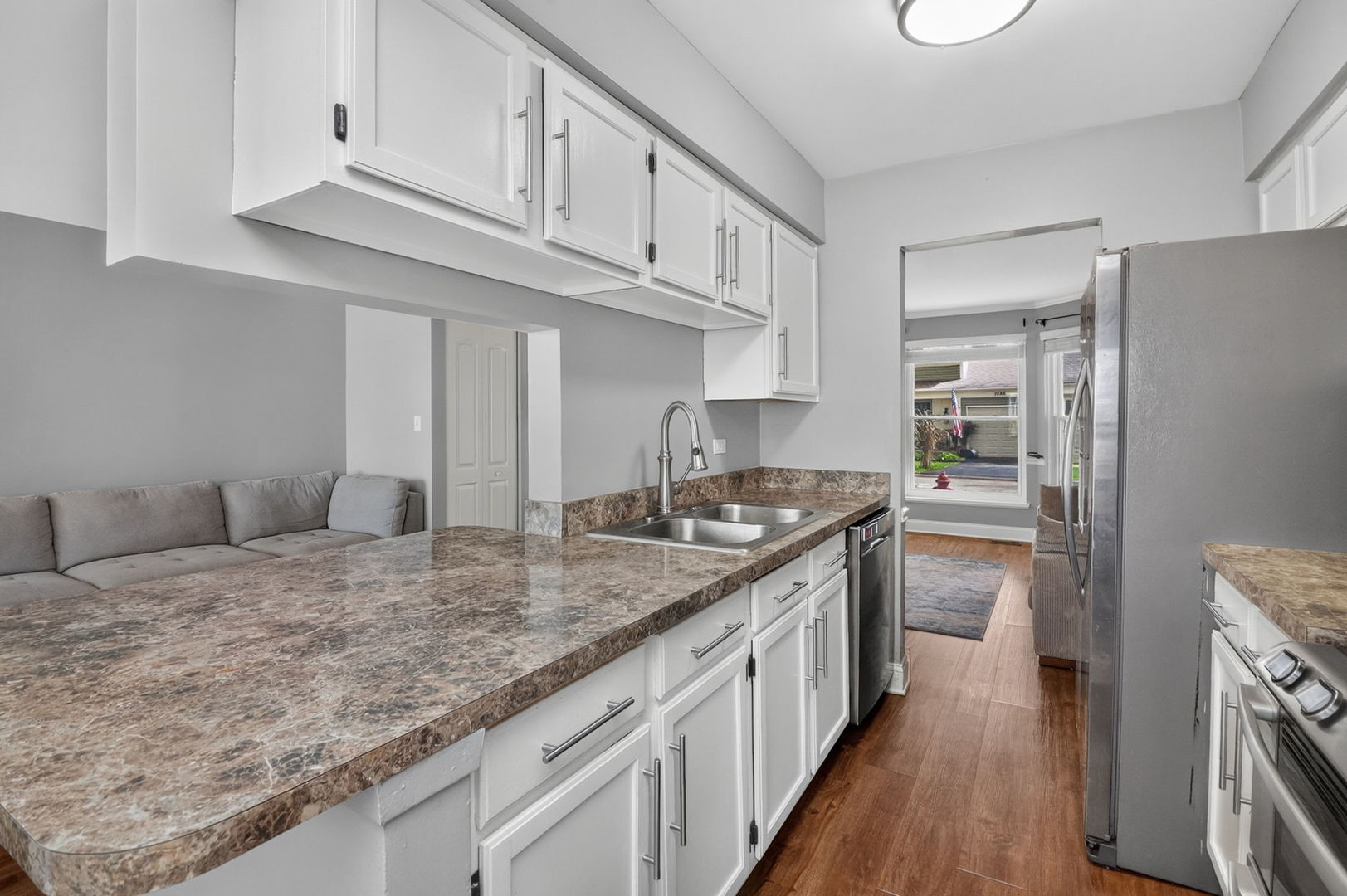 1554 N Dartmoor Avenue Property Photo 6