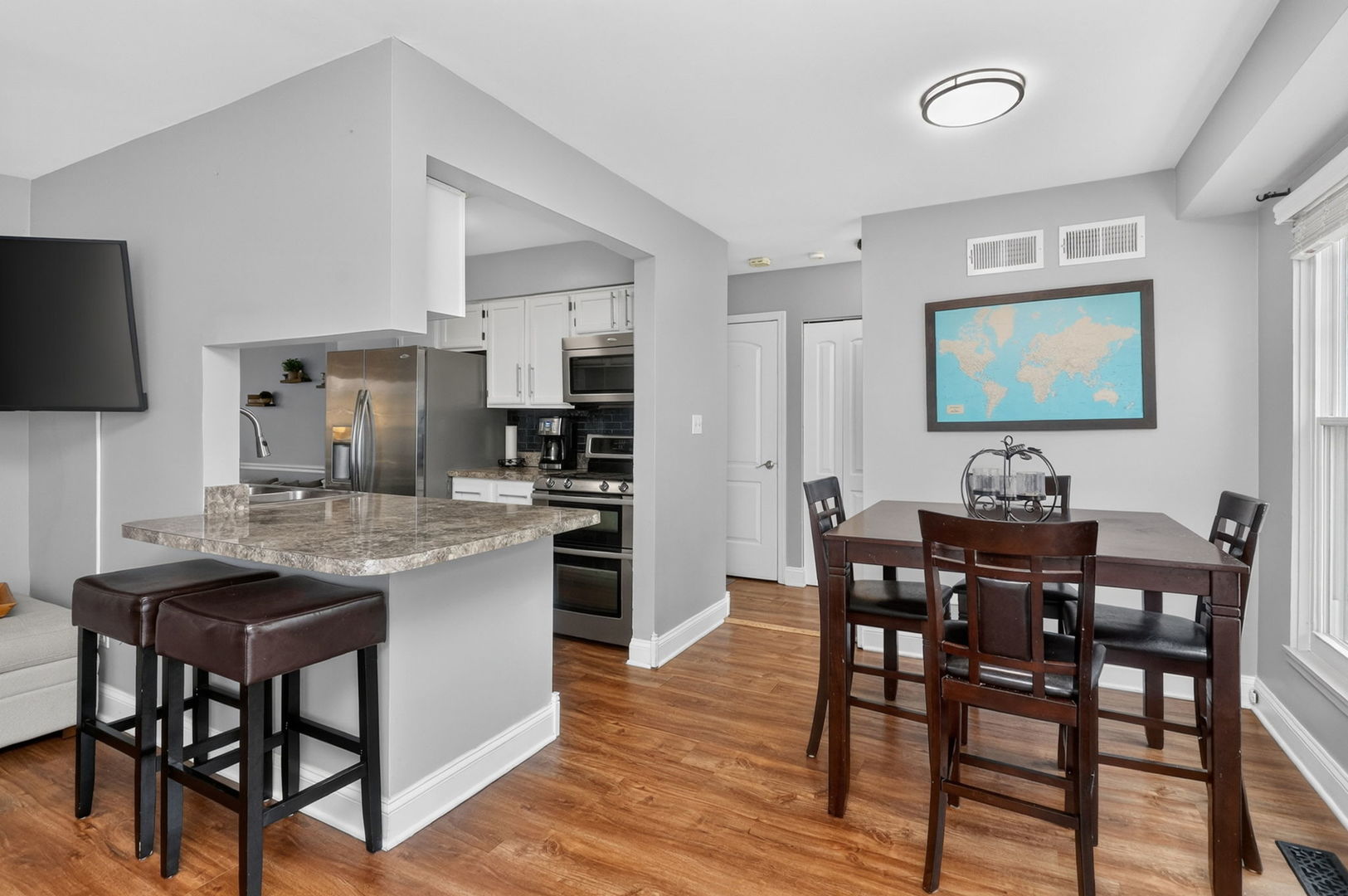 1554 N Dartmoor Avenue Property Photo 8