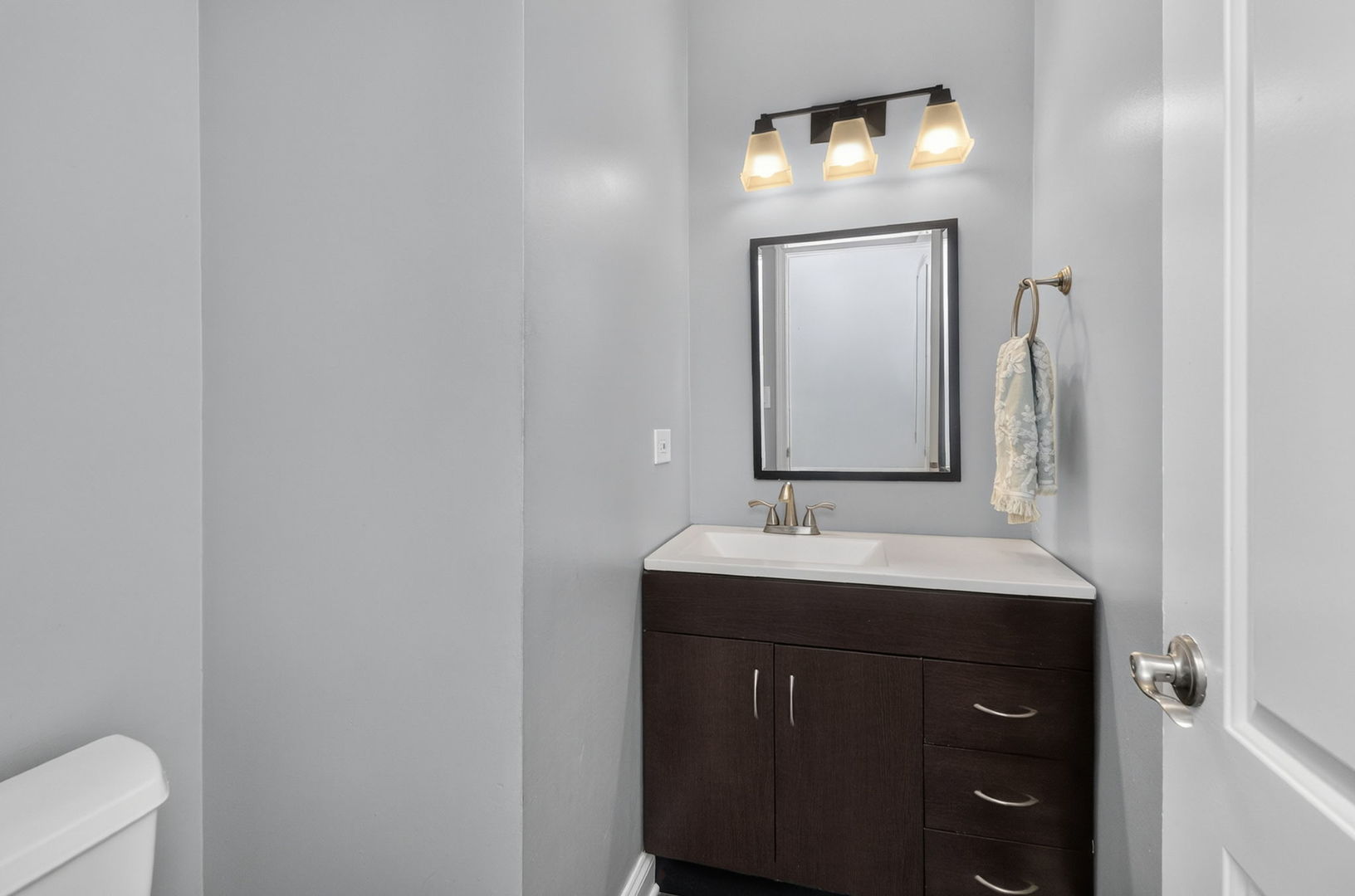 1554 N Dartmoor Avenue Property Photo 11