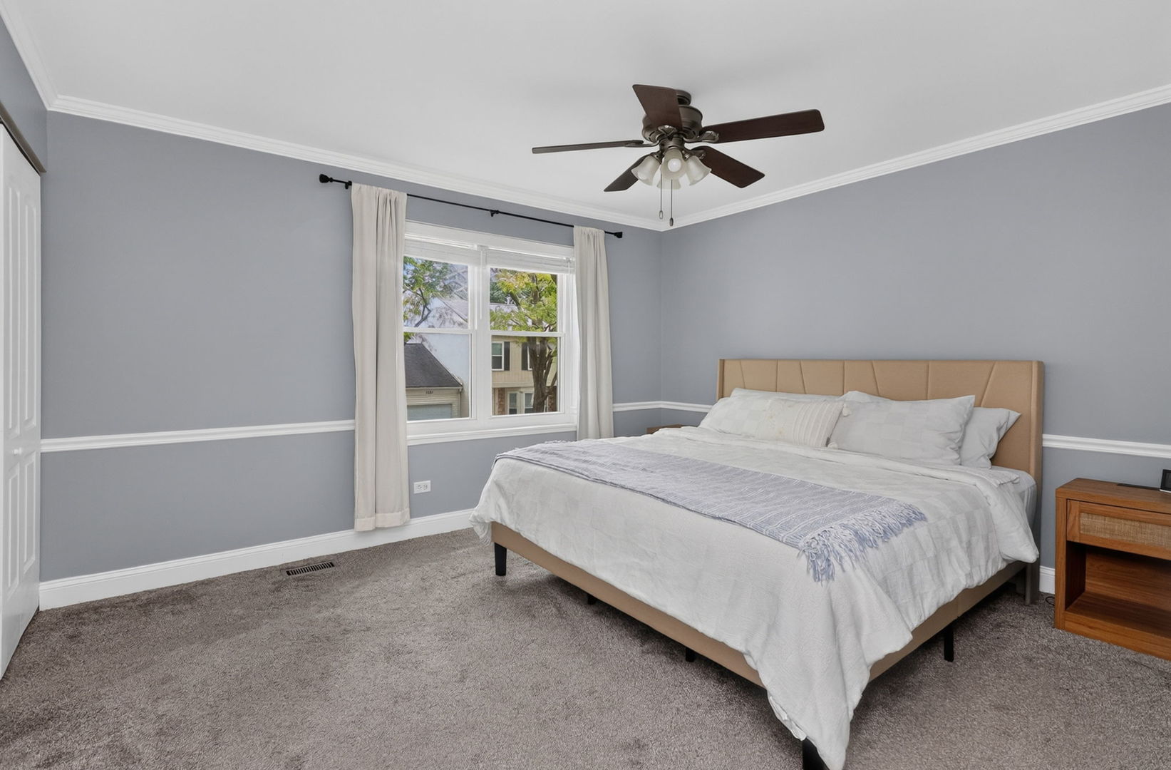 1554 N Dartmoor Avenue Property Photo 12