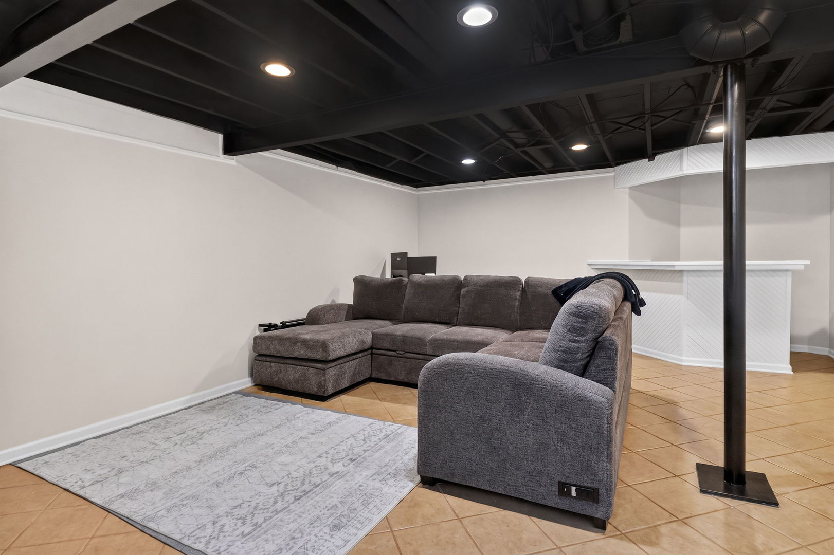 1554 N Dartmoor Avenue Property Photo 16