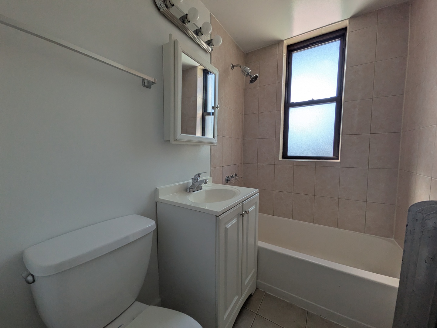 2704 N Sawyer Avenue 210 Property Photo 5