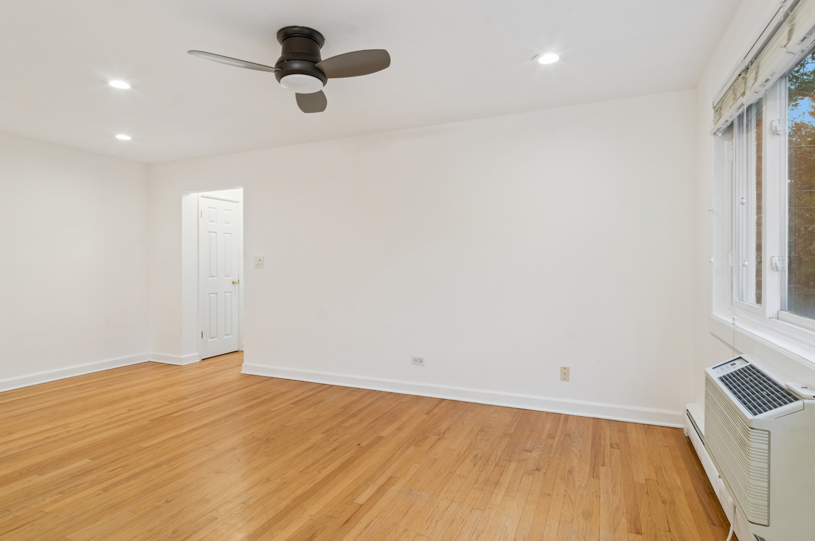 820 Seward Street 2f Property Photo 4