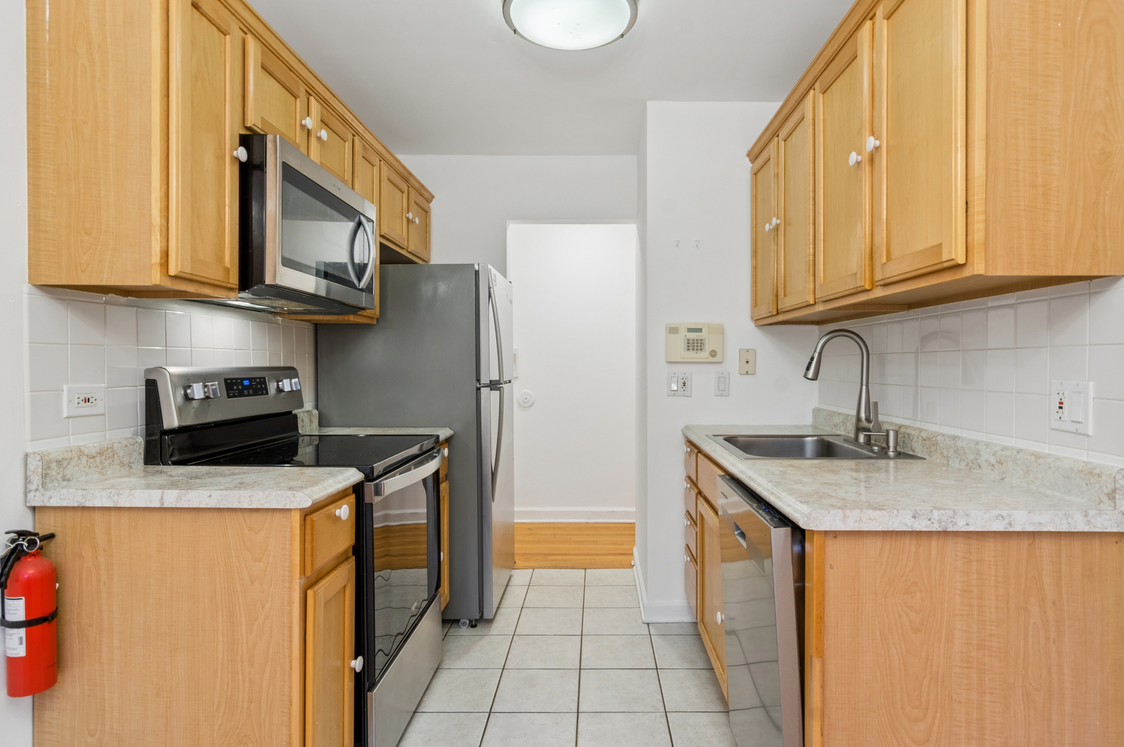 820 Seward Street 2f Property Photo 8
