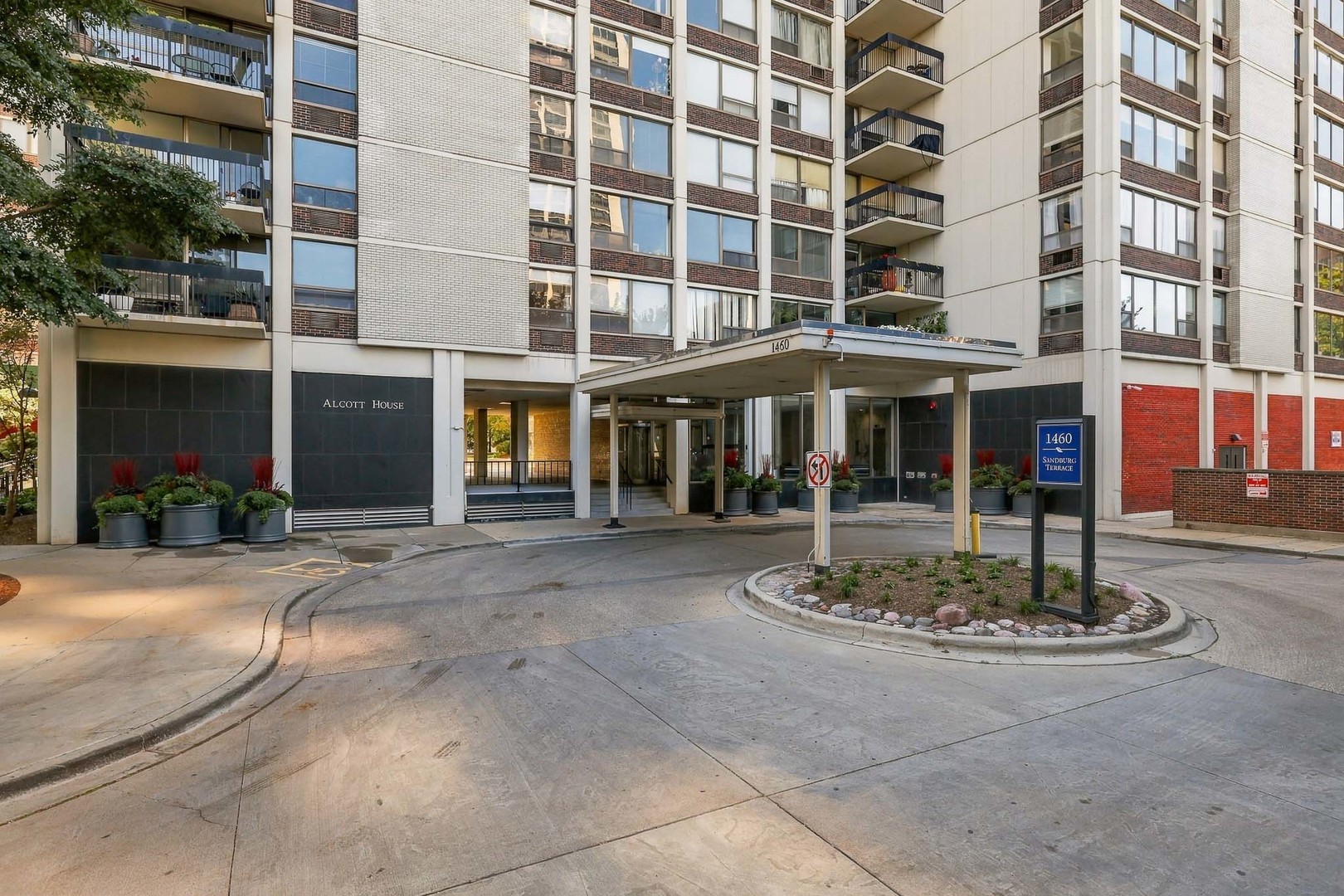 1460 N Sandburg Terrace 1110 Property Photo 2