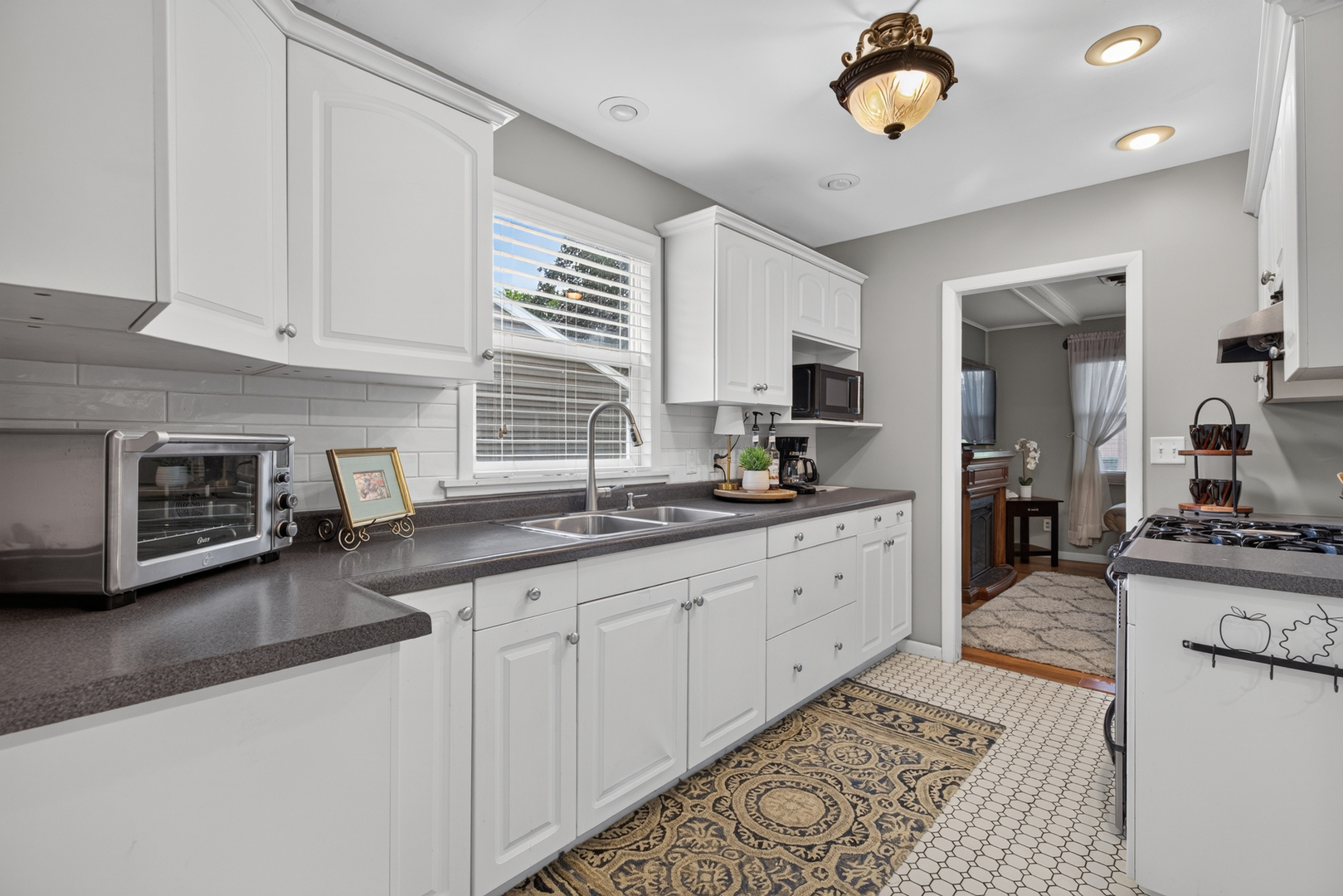 638 Moore Street Property Photo 4