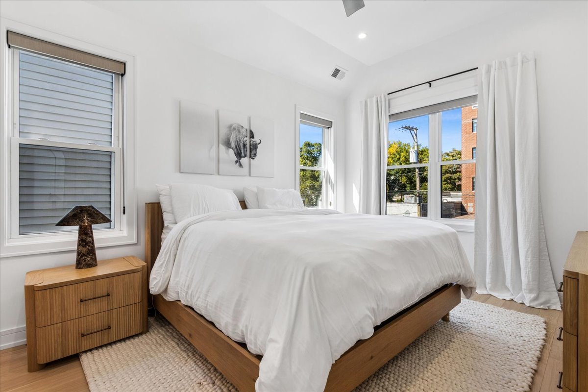 2220 W Fletcher Street Property Photo 16
