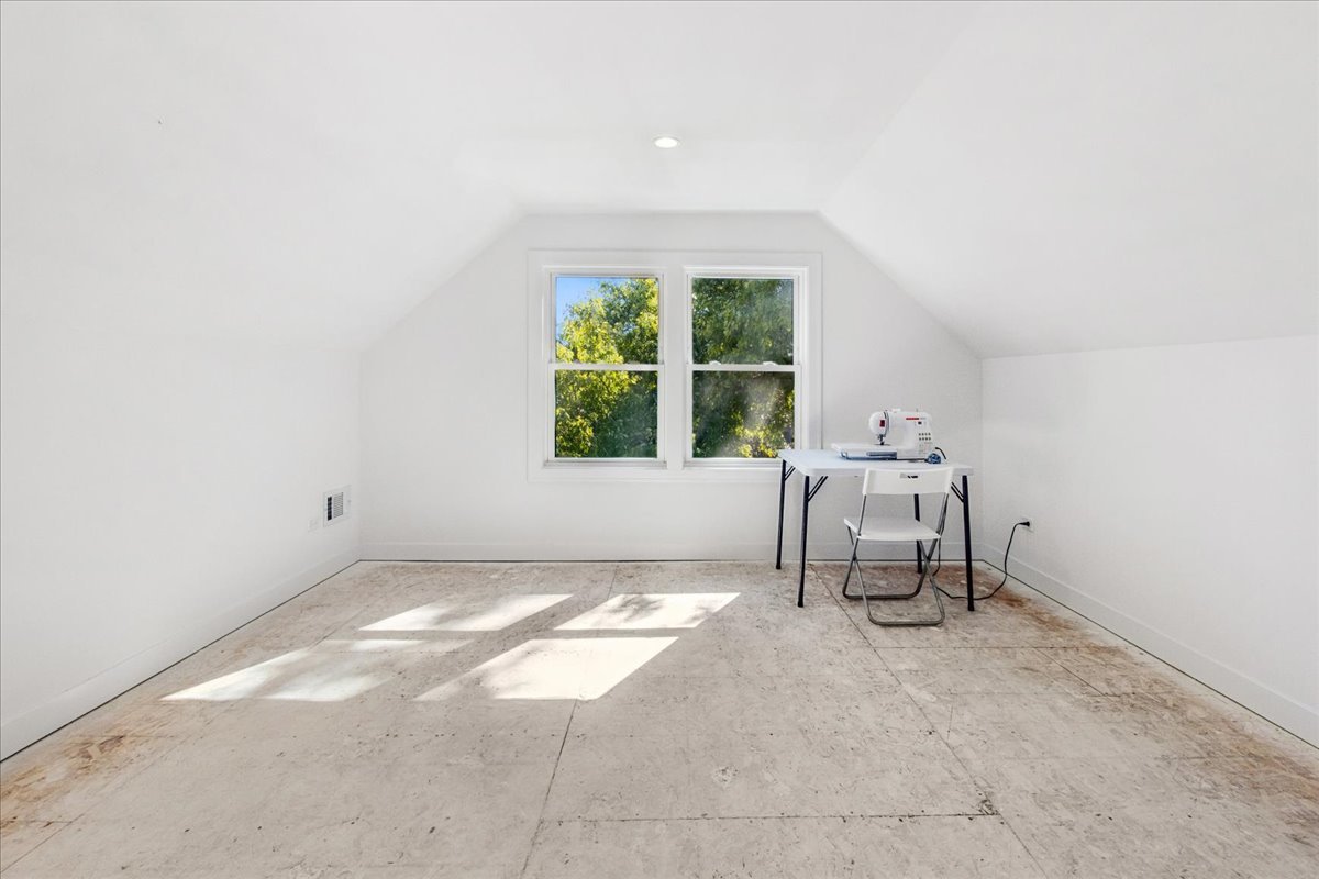 2220 W Fletcher Street Property Photo 24