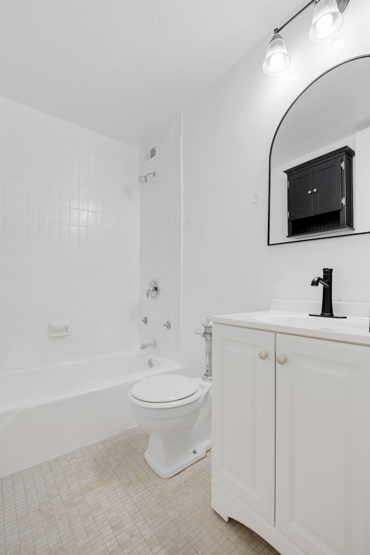 1451 E 55th Street 317n Property Photo 22