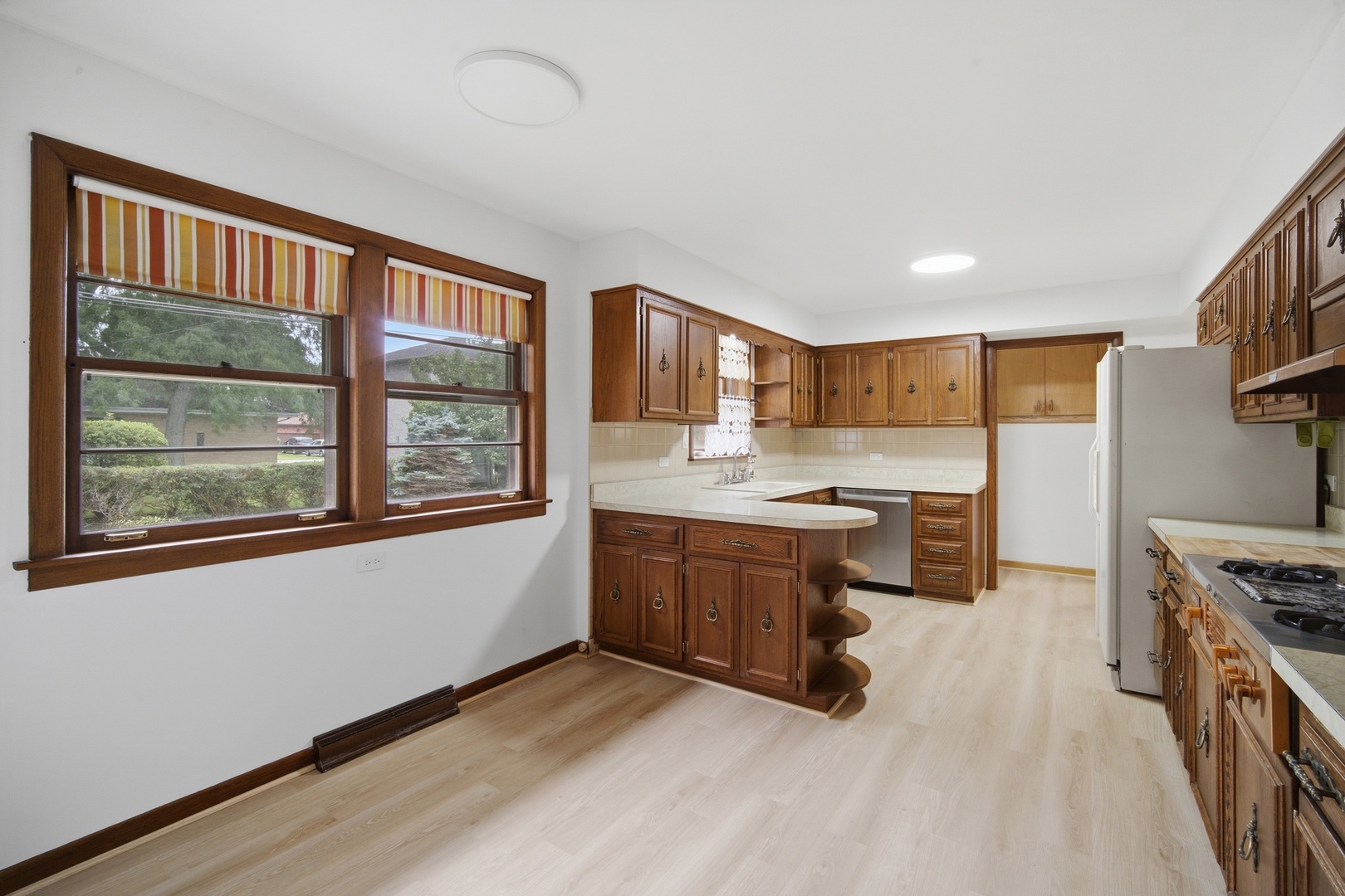 8001 W Balmoral Avenue Property Photo 9