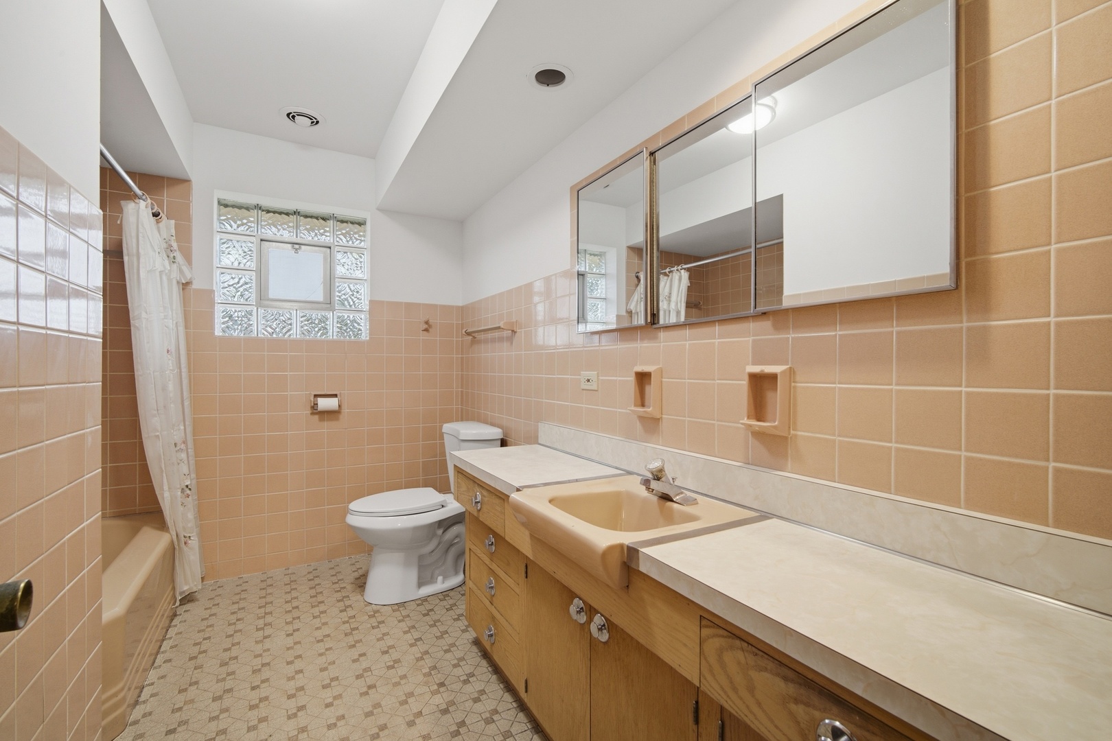 8001 W Balmoral Avenue Property Photo 12