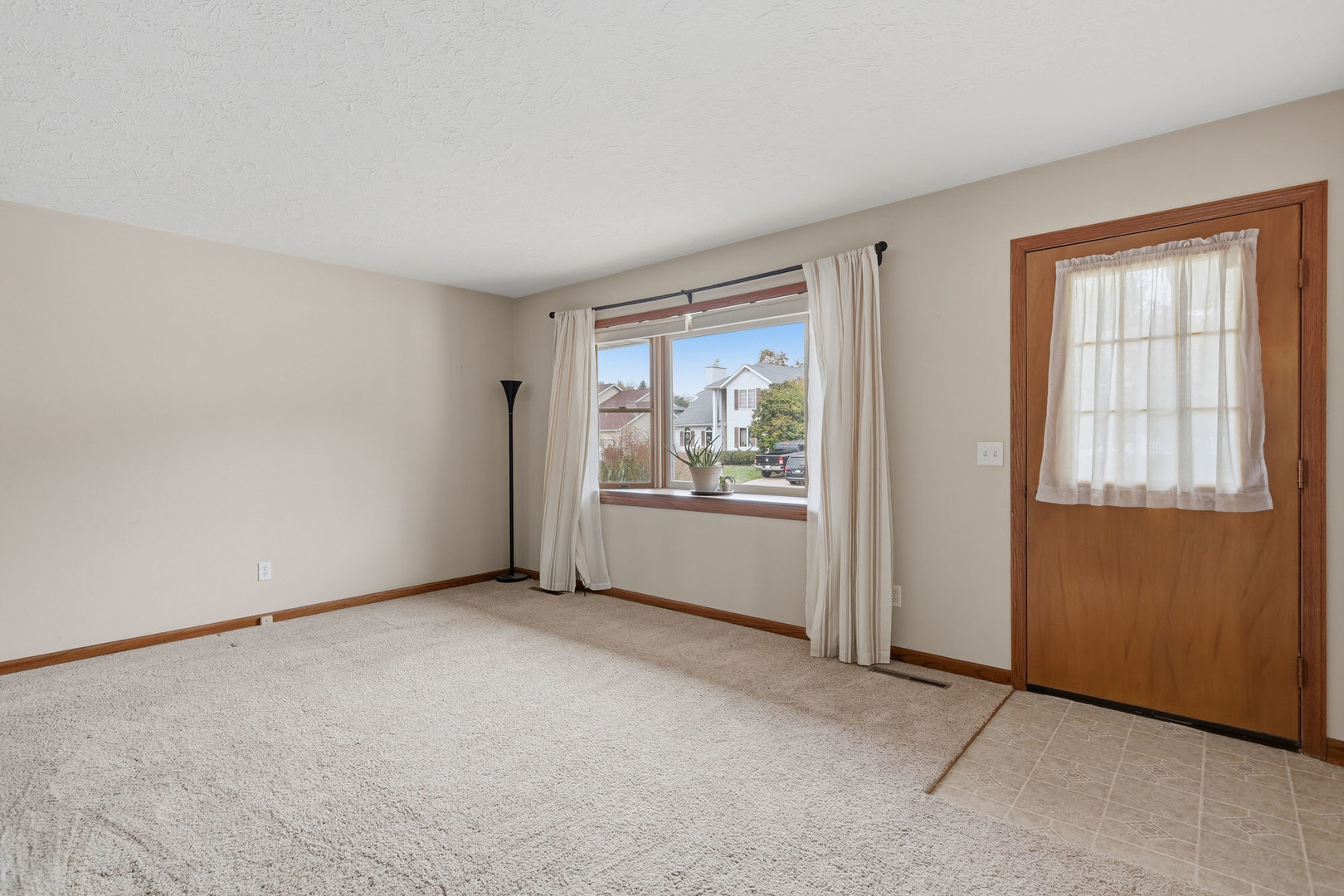 609 W Valley Drive Property Photo 4