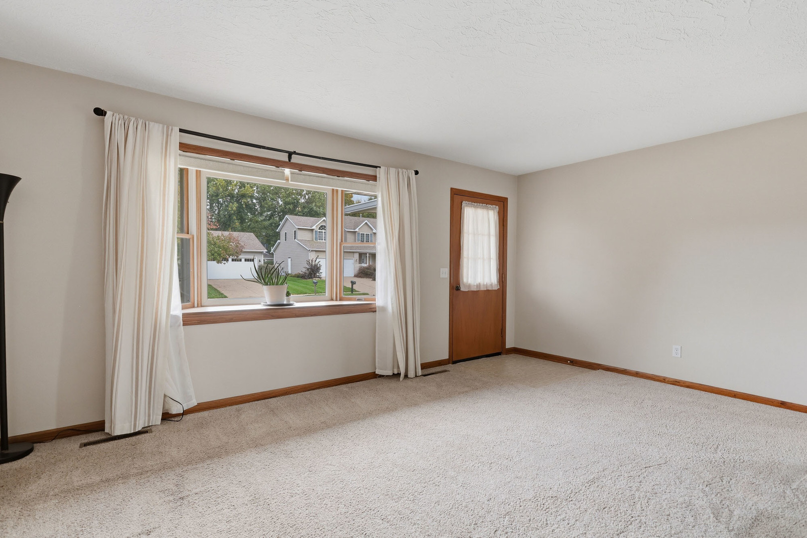 609 W Valley Drive Property Photo 6