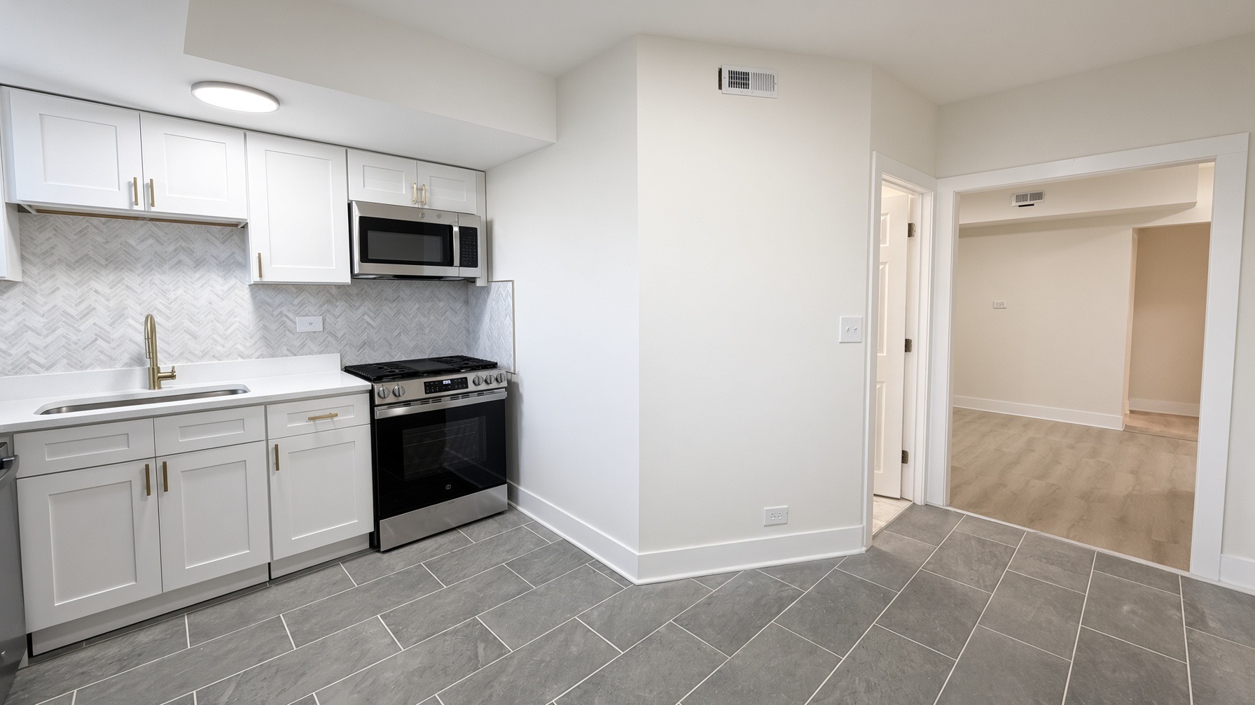 4347 W Irving Park Road Ge Property Photo 4
