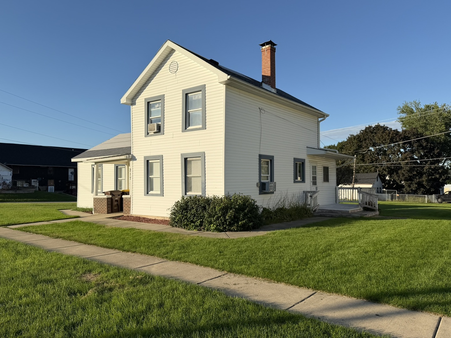217 W Railroad Street Property Photo 4