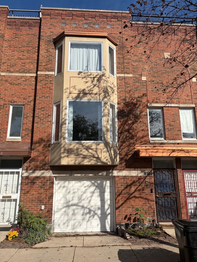 933 S Oakley Boulevard Property Photo 1