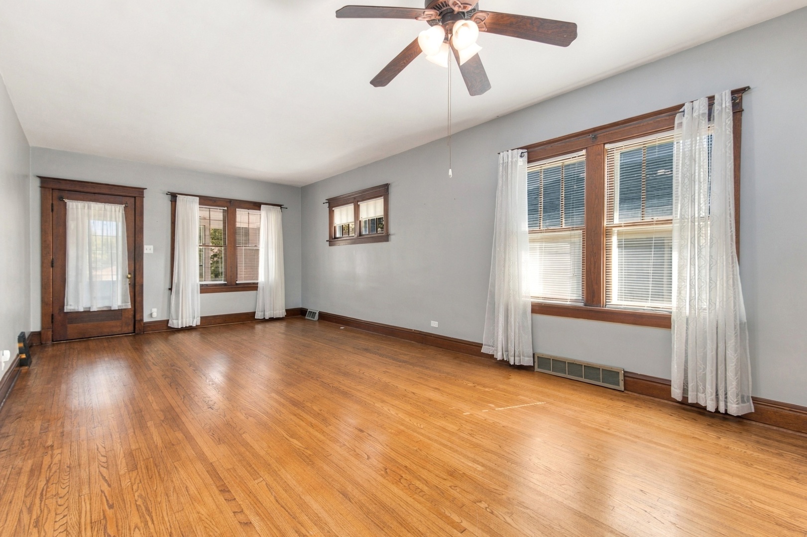 913 Clement Street Property Photo 3