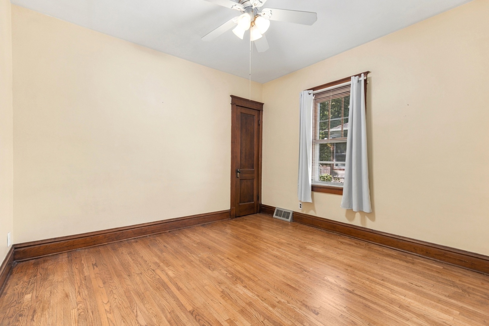 913 Clement Street Property Photo 12