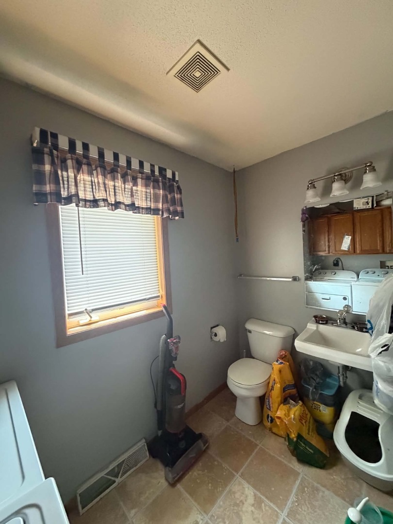 2218 S Thompsonville Road Property Photo 13