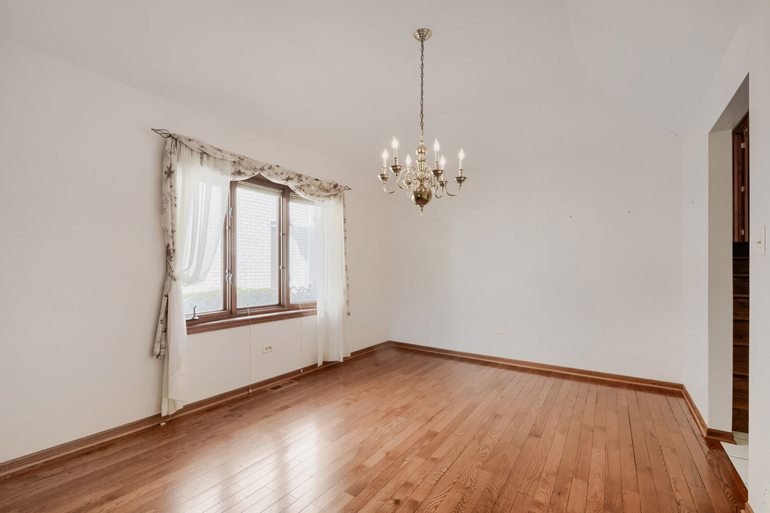 9015 Natoma Avenue Property Photo 6
