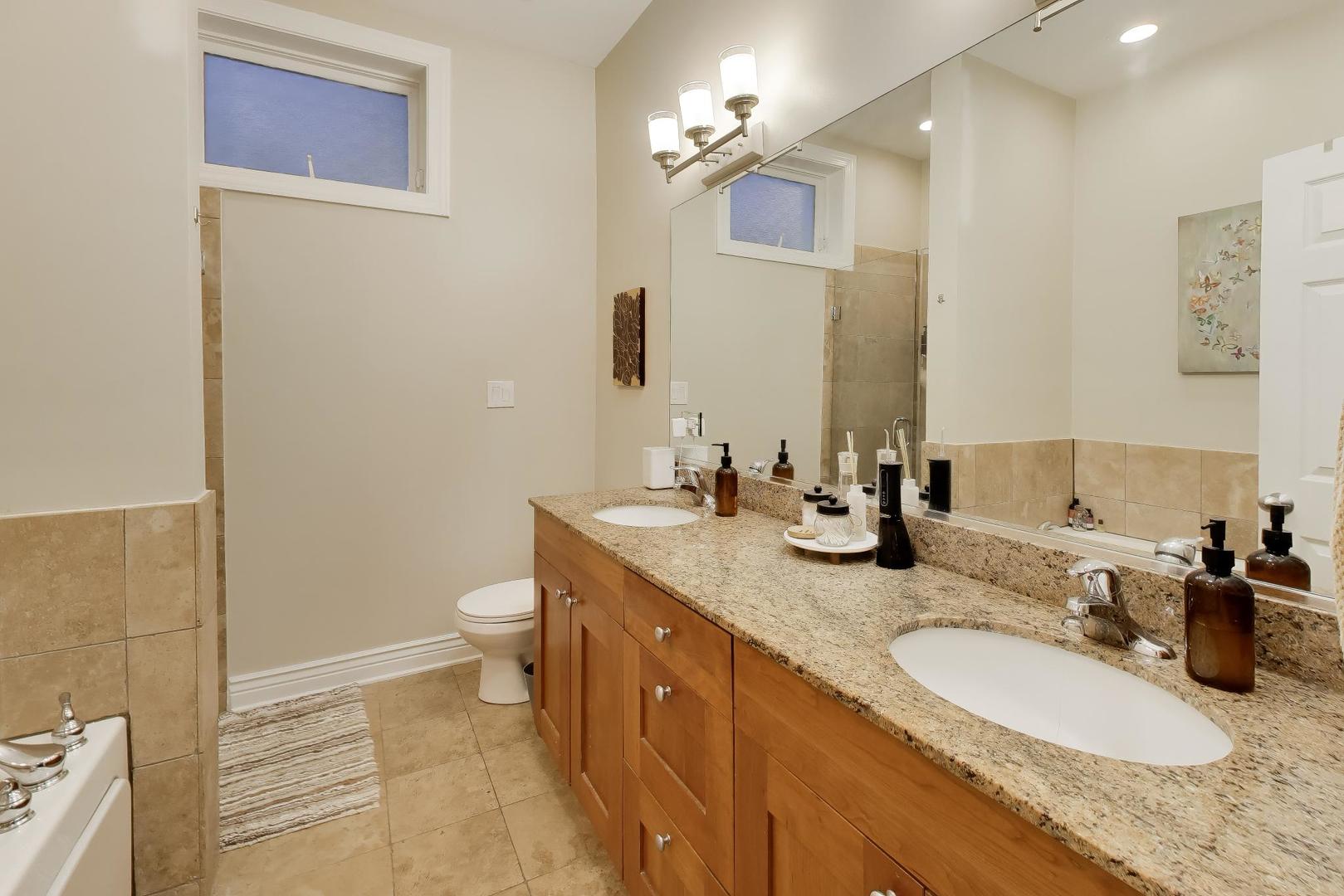 6100 N Hermitage Avenue G Property Photo 16
