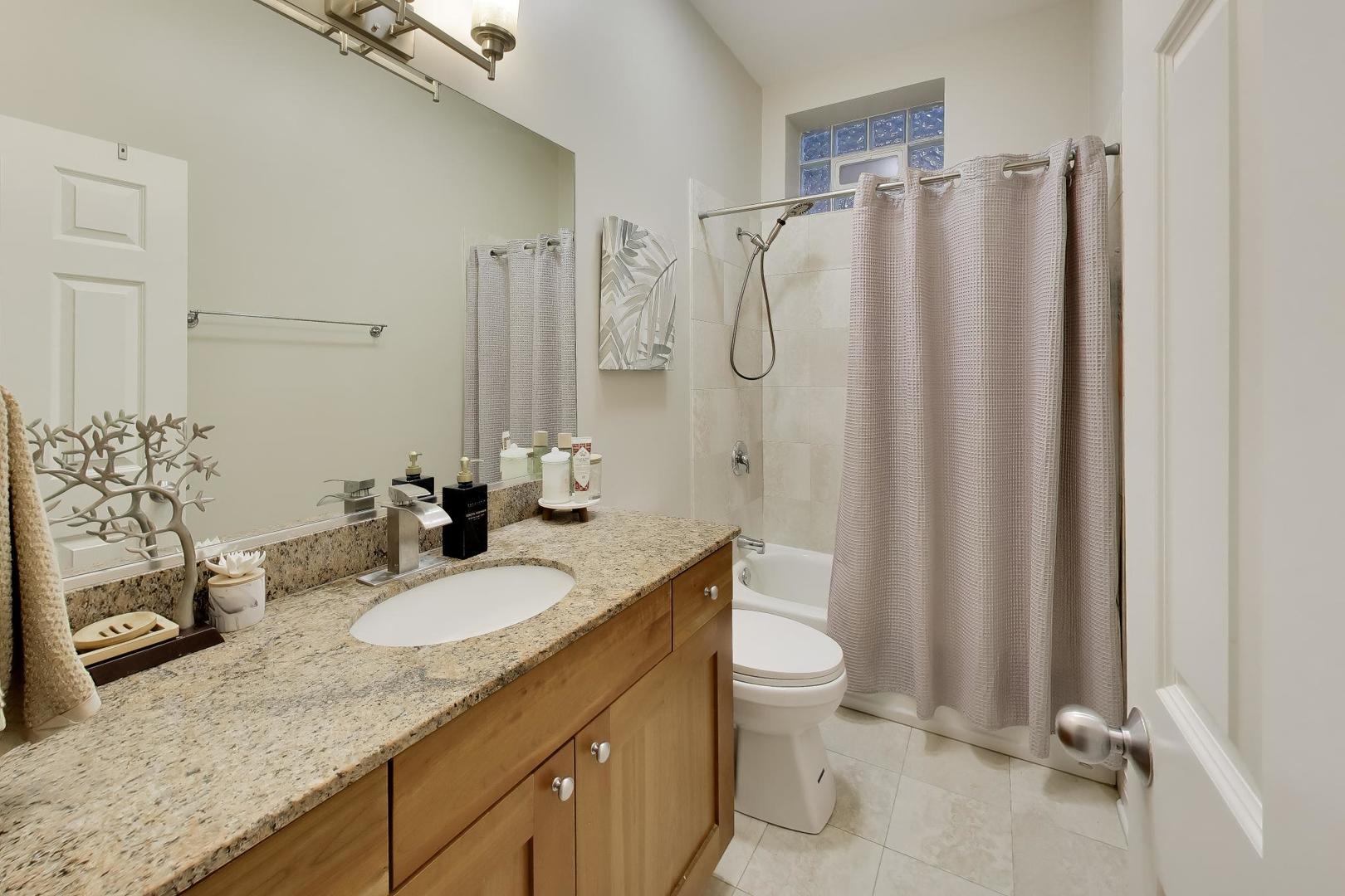 6100 N Hermitage Avenue G Property Photo 19