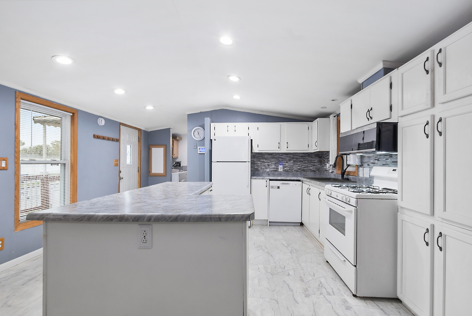 14115 Western Avenue 400b Property Photo 3