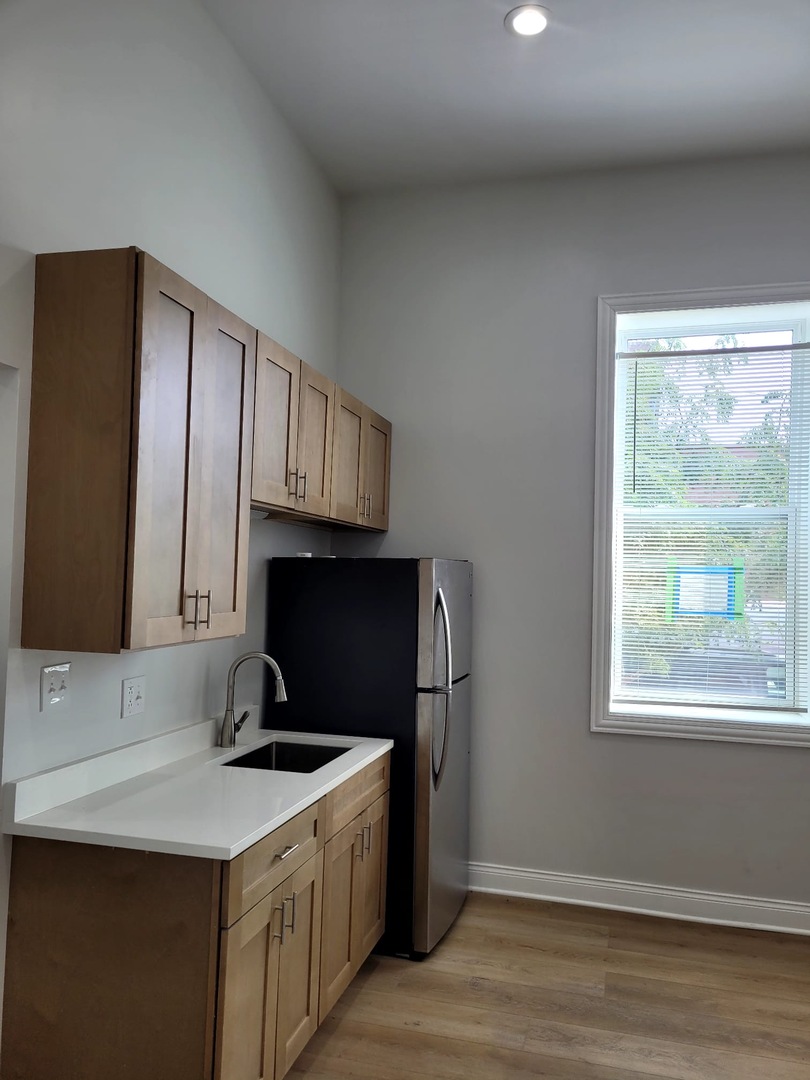 2458 S Sawyer Avenue 2f Property Photo 2