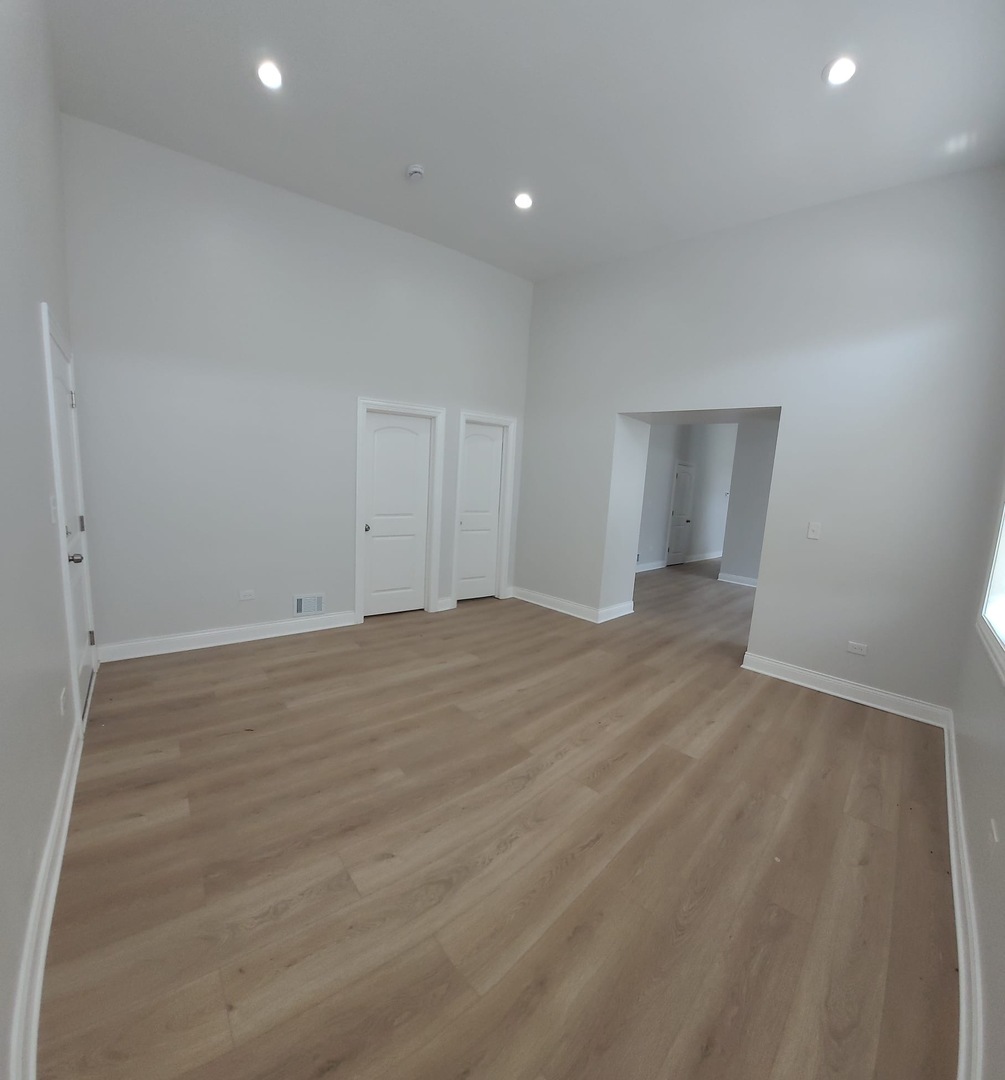 2458 S Sawyer Avenue 2f Property Photo 3