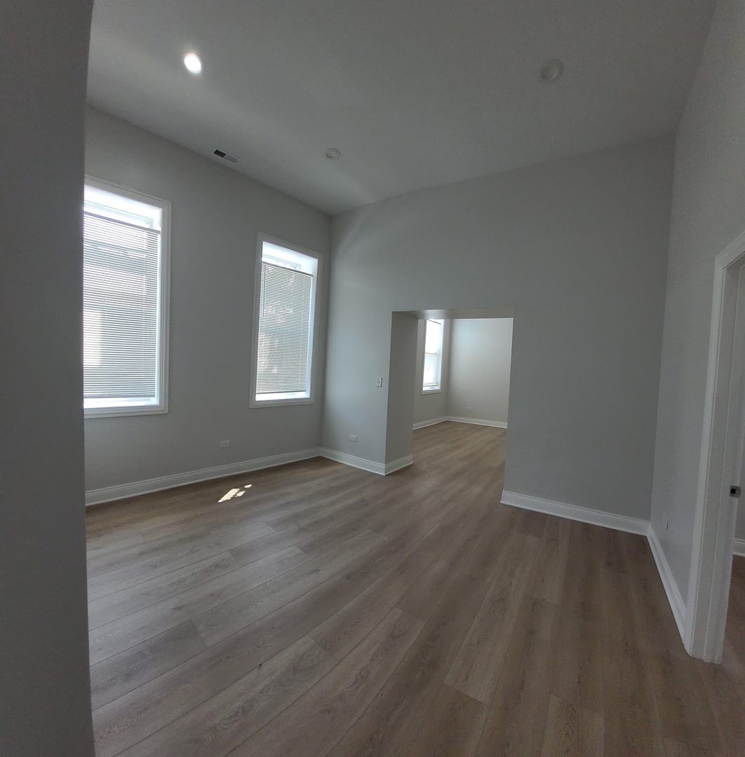 2458 S Sawyer Avenue 2f Property Photo 4