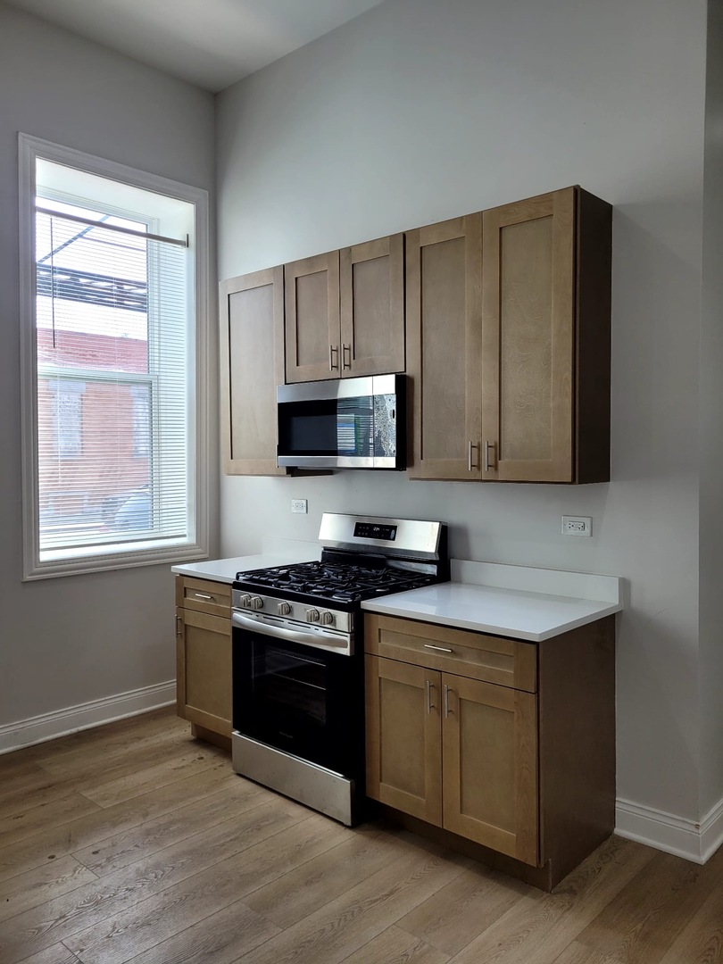 2458 S Sawyer Avenue 2f Property Photo 5
