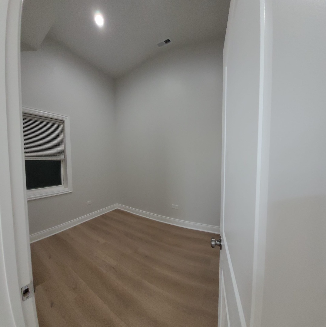 2458 S Sawyer Avenue 2f Property Photo 6