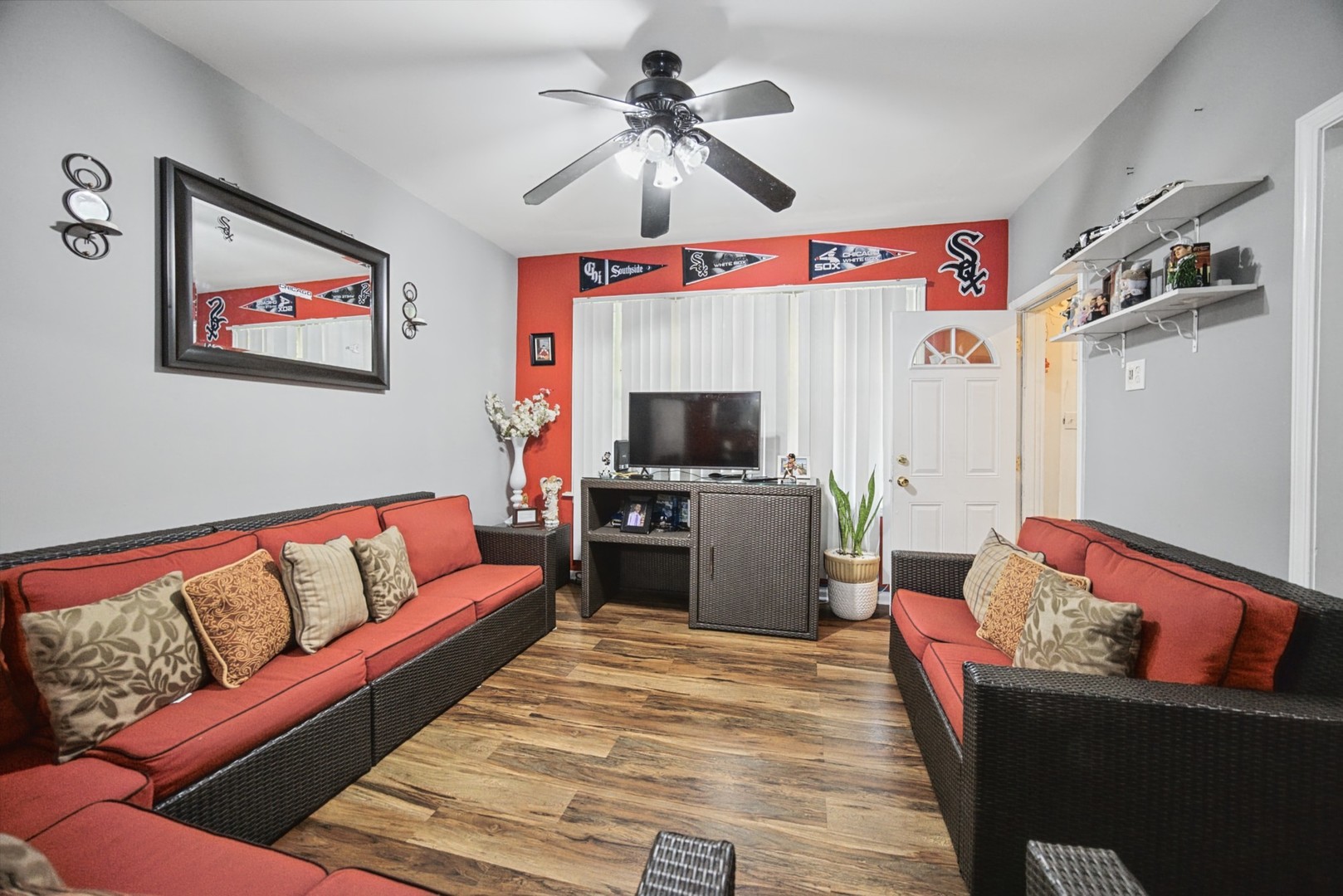 4953 S Artesian Avenue Property Photo 4