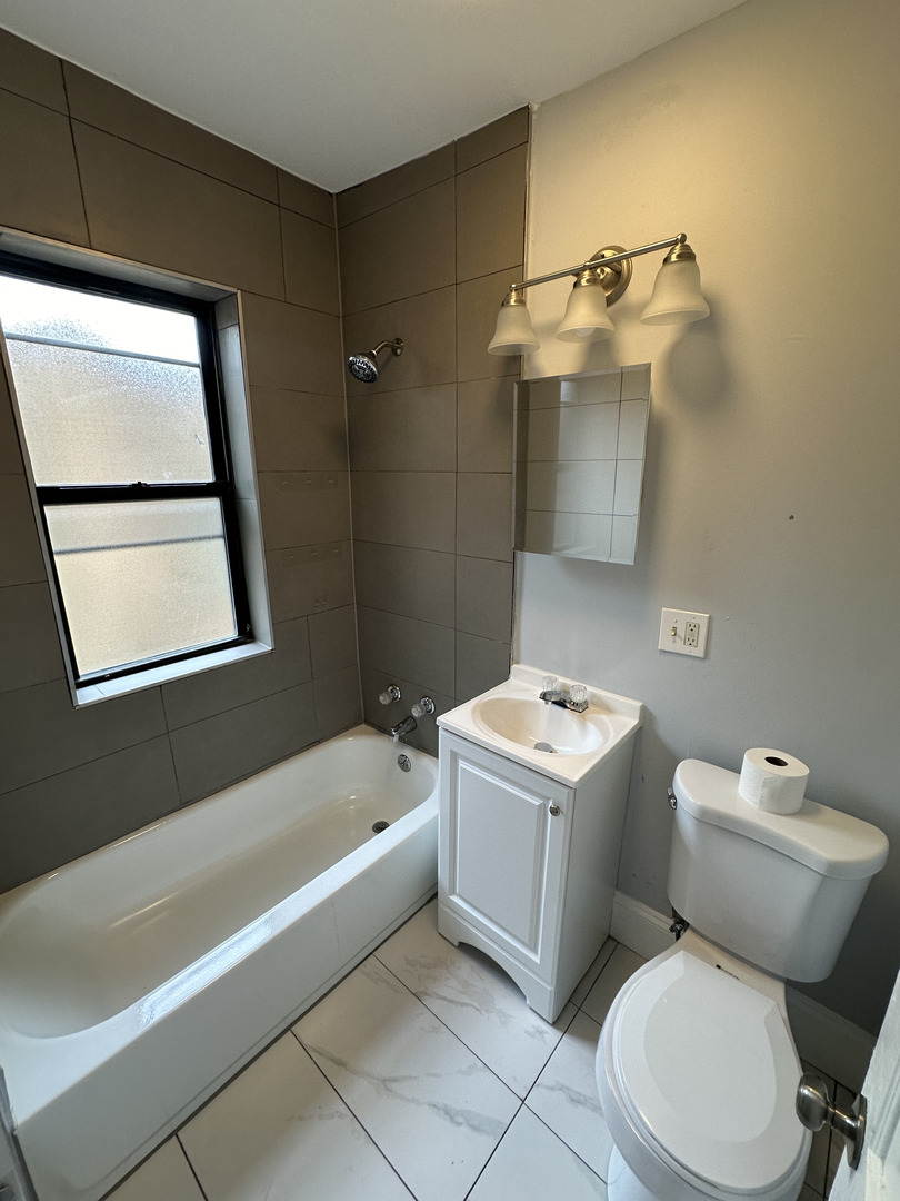 7331 N Honore Street 2a Property Photo 5