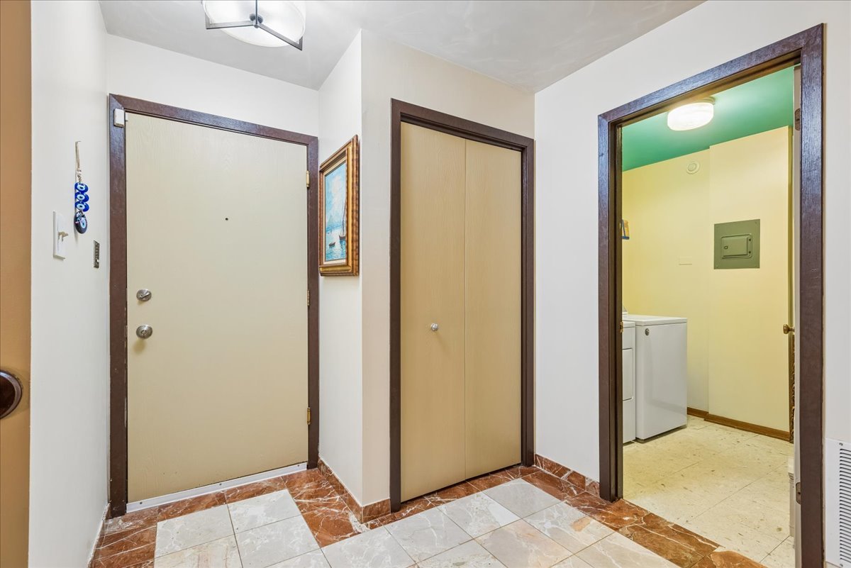 5373 Newport Drive 2-4b Property Photo 16