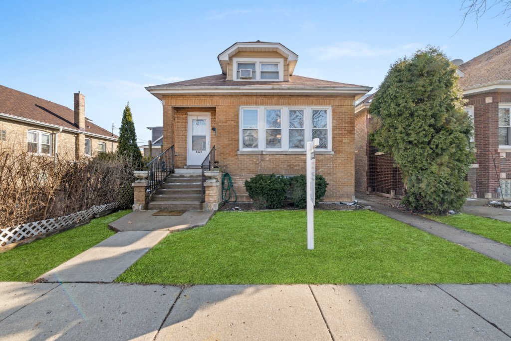 5349 W Fletcher Street Property Photo 2