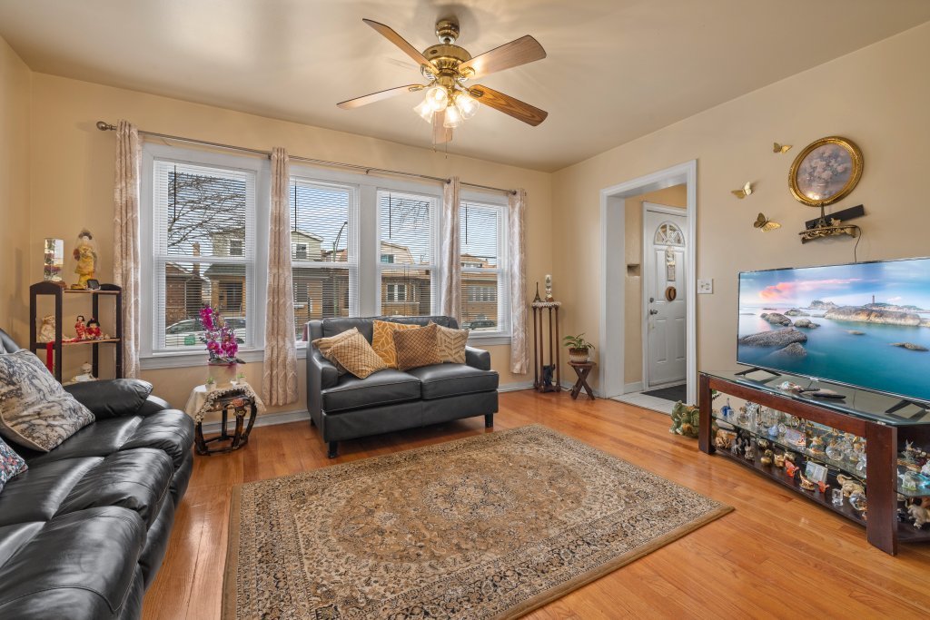5349 W Fletcher Street Property Photo 4