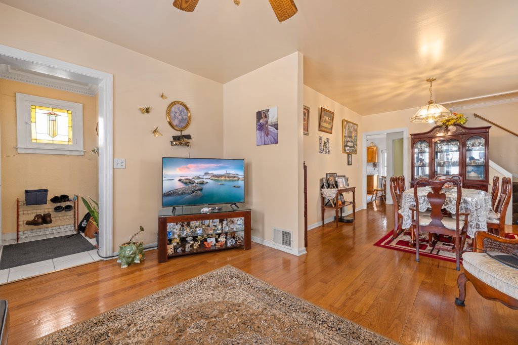 5349 W Fletcher Street Property Photo 5