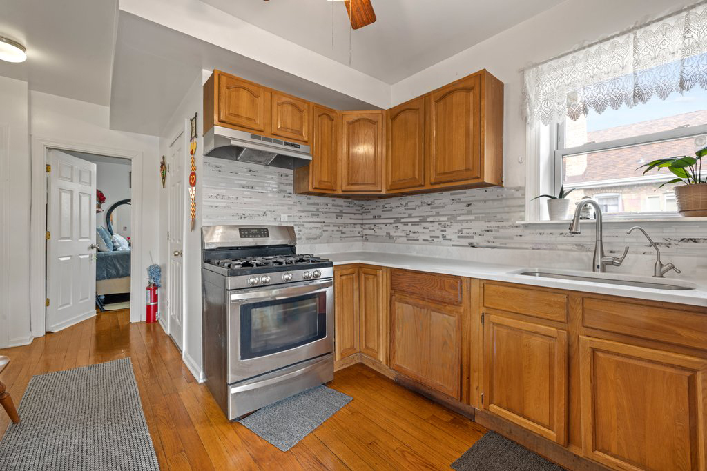 5349 W Fletcher Street Property Photo 9