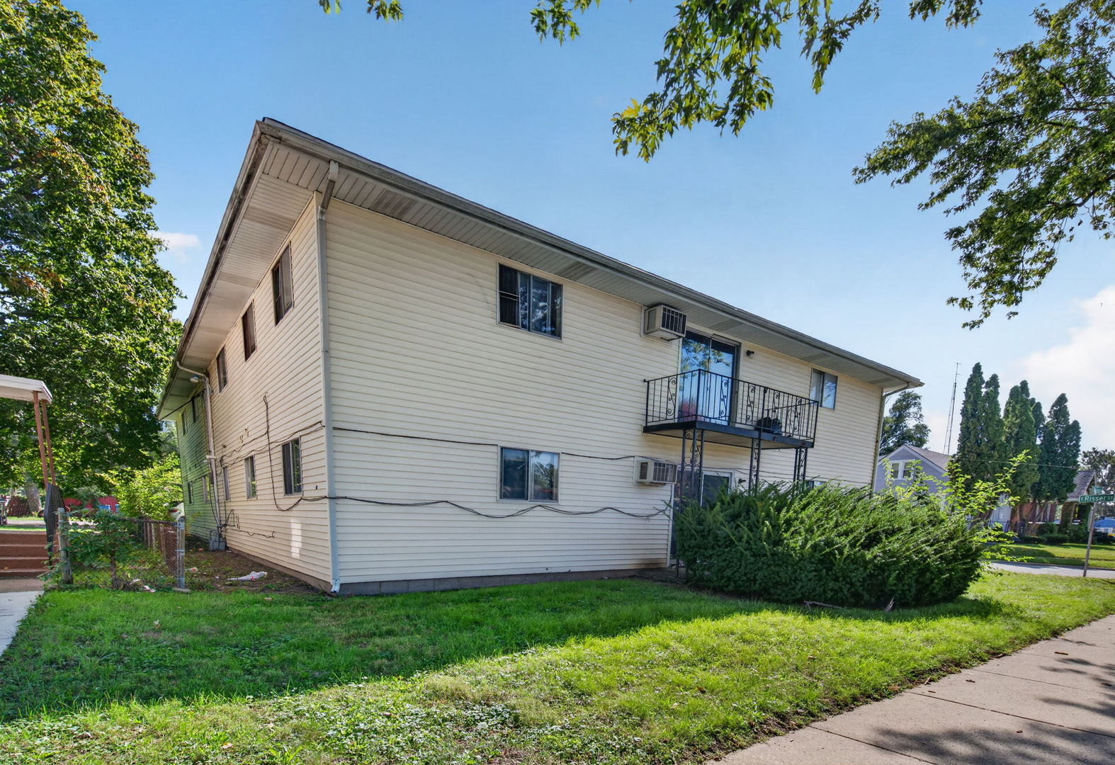 1525 E Risser Street Property Photo 3