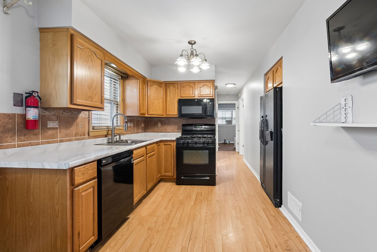 6534 S Bell Avenue Property Photo 6