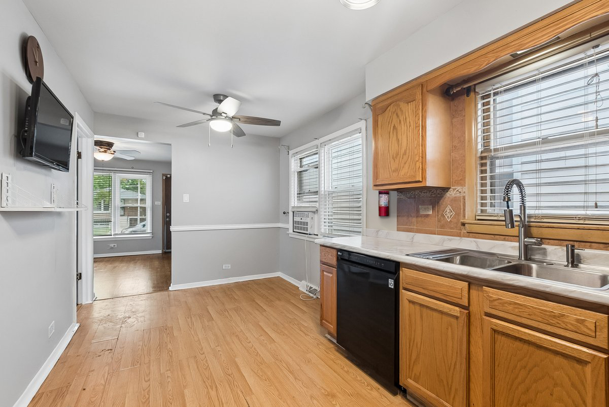 6534 S Bell Avenue Property Photo 8