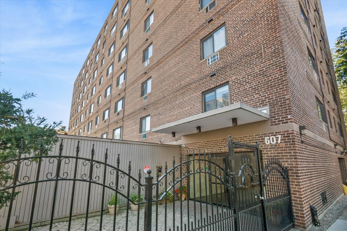 607 W Wrightwood Avenue 809 Property Photo 1